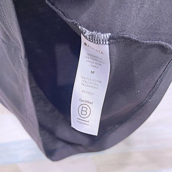 Athleta Essence Pleated Tee Black Short Sleeve Tech Jersey Knit Womens Medium - Picture 6 of 7